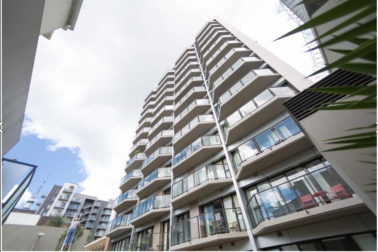 CBD Fully furnished 2 bed unit with a pool & gym – další
