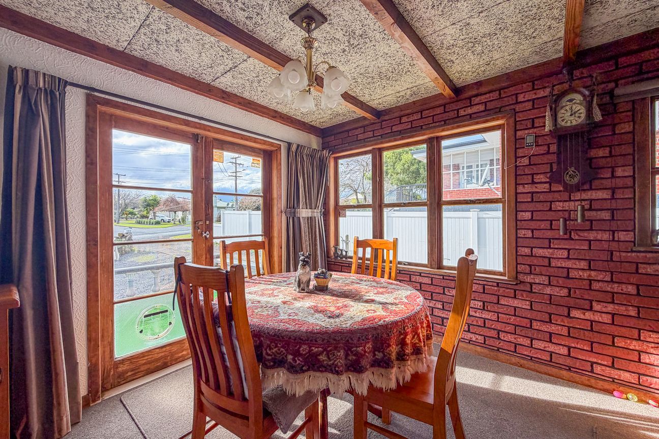 Four Bedrooms, Big Backyard, Bright Future - Widok 5