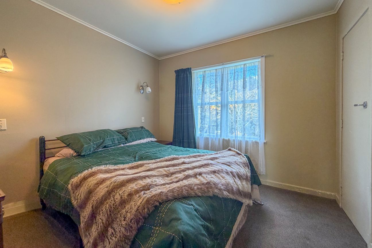 Four Bedrooms, Big Backyard, Bright Future - Więcej