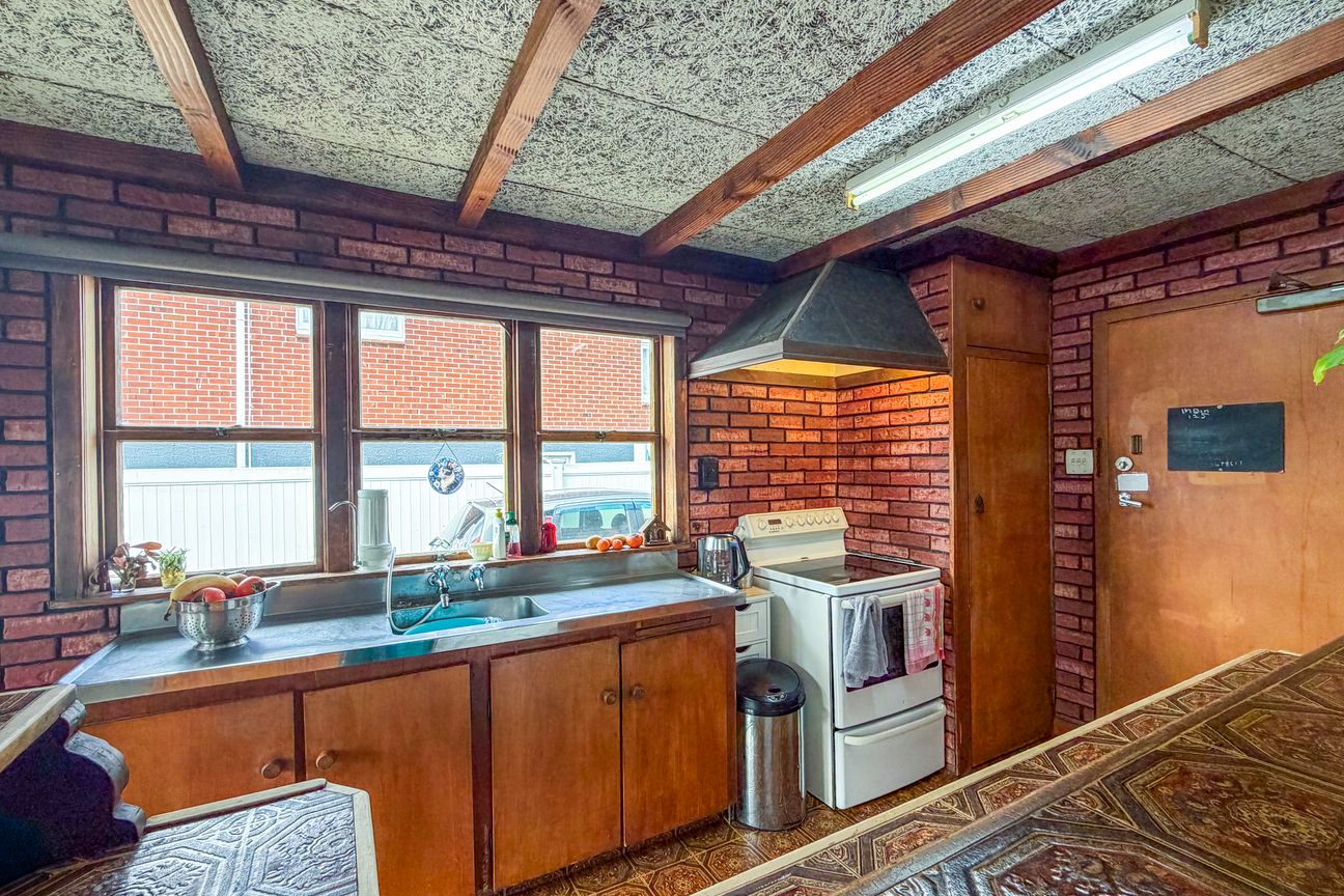 Four Bedrooms, Big Backyard, Bright Future - Widok 4