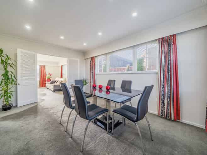 17 De Menech Grove, Avalon