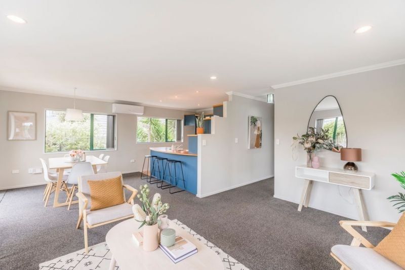 Easy-Care Living Just Moments from the Beach - Więcej