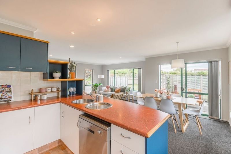 Easy-Care Living Just Moments from the Beach - Widok 3