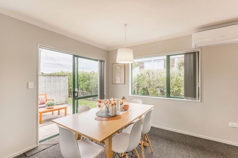 Easy-Care Living Just Moments from the Beach - Widok 6