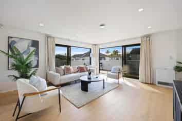 2/30 Eastern Beach Road, Bucklands Beach