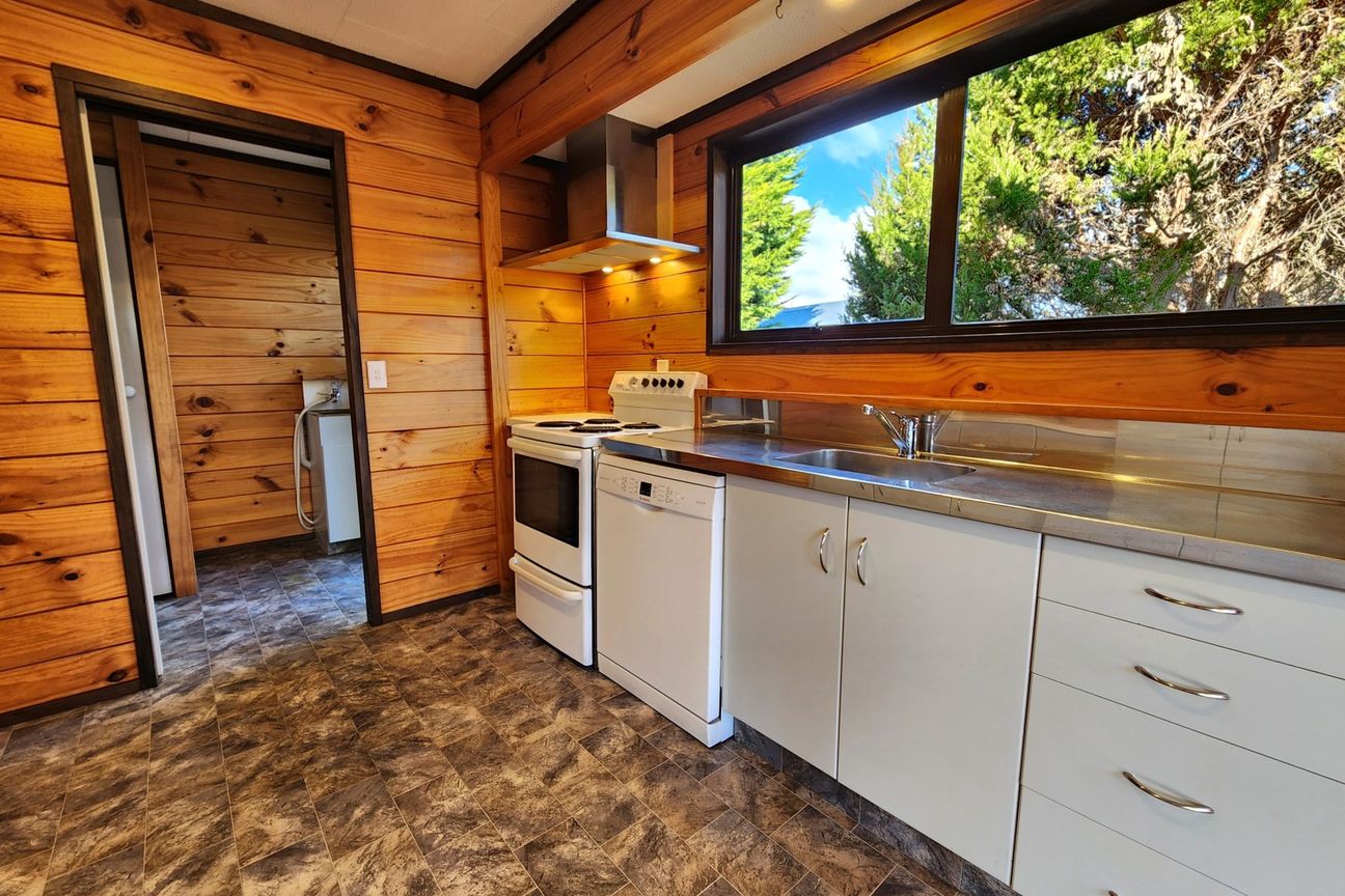 Private, practical & packed with garaging - Widok 2