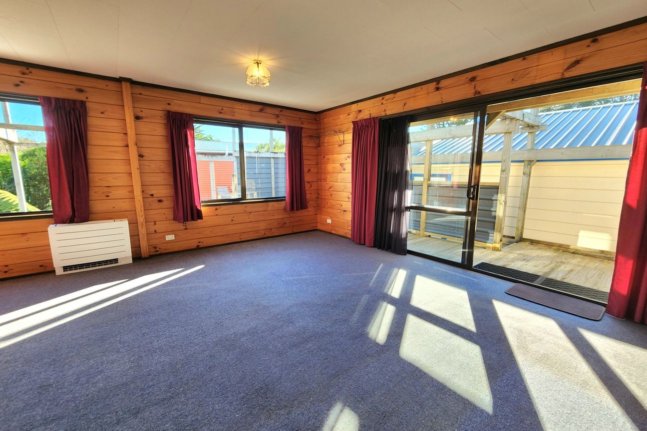 Private, practical & packed with garaging - Widok 4