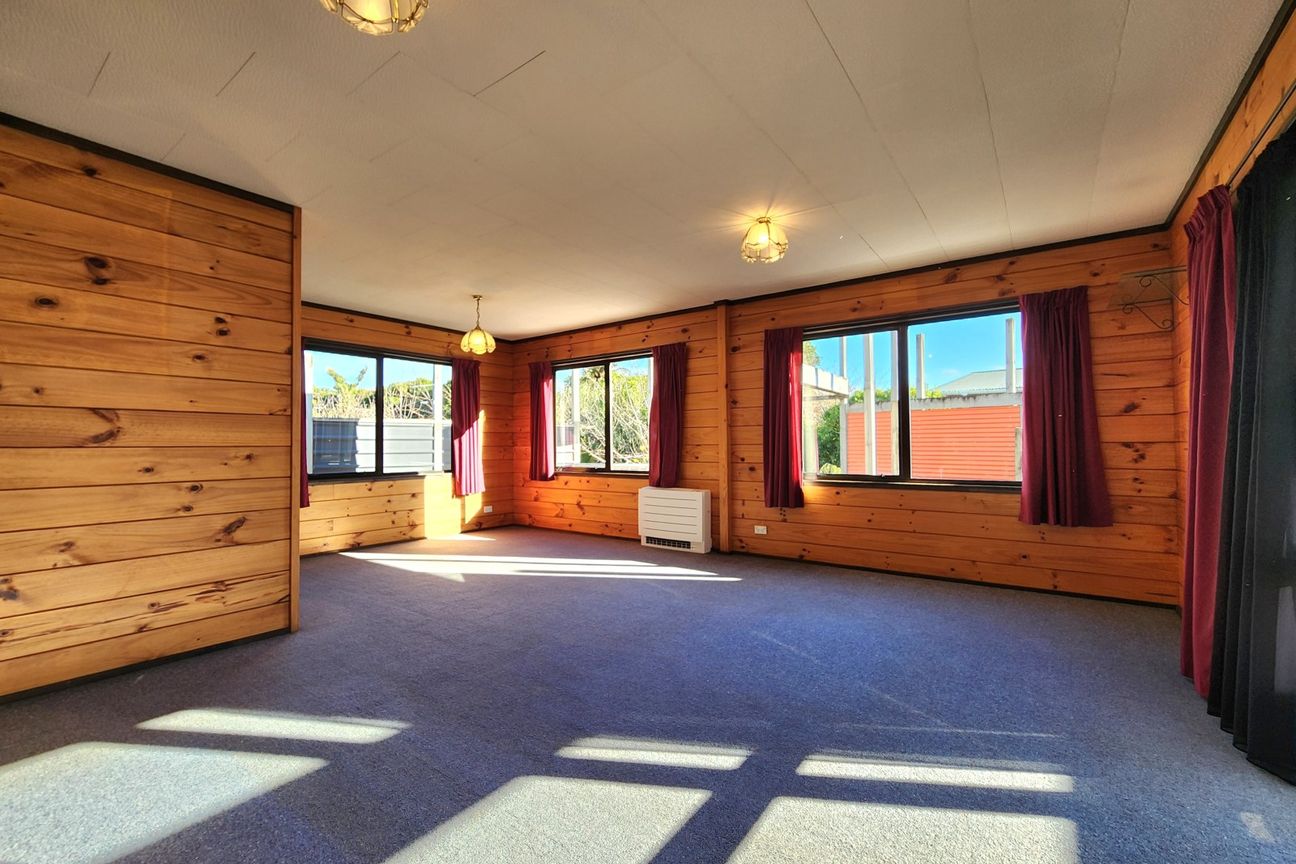 Private, practical & packed with garaging - Więcej