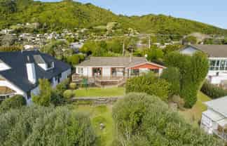 16 Huia Street, Waikanae