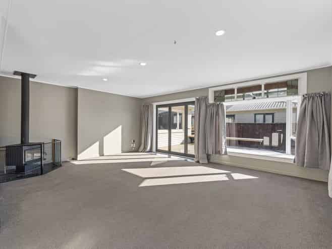 15 York Crescent, Westown
