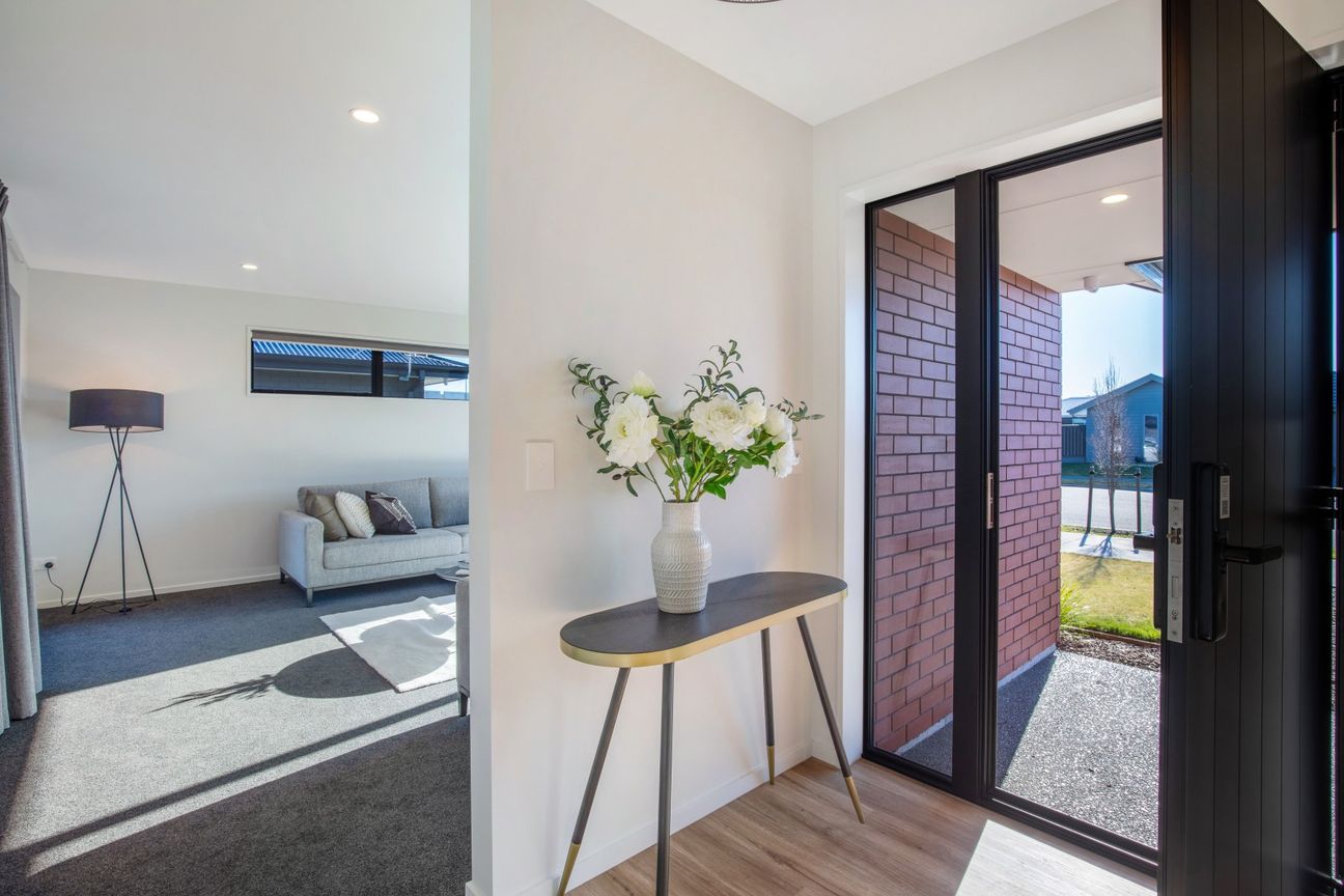 Family Living by Jennian in Westwood - Widok 4