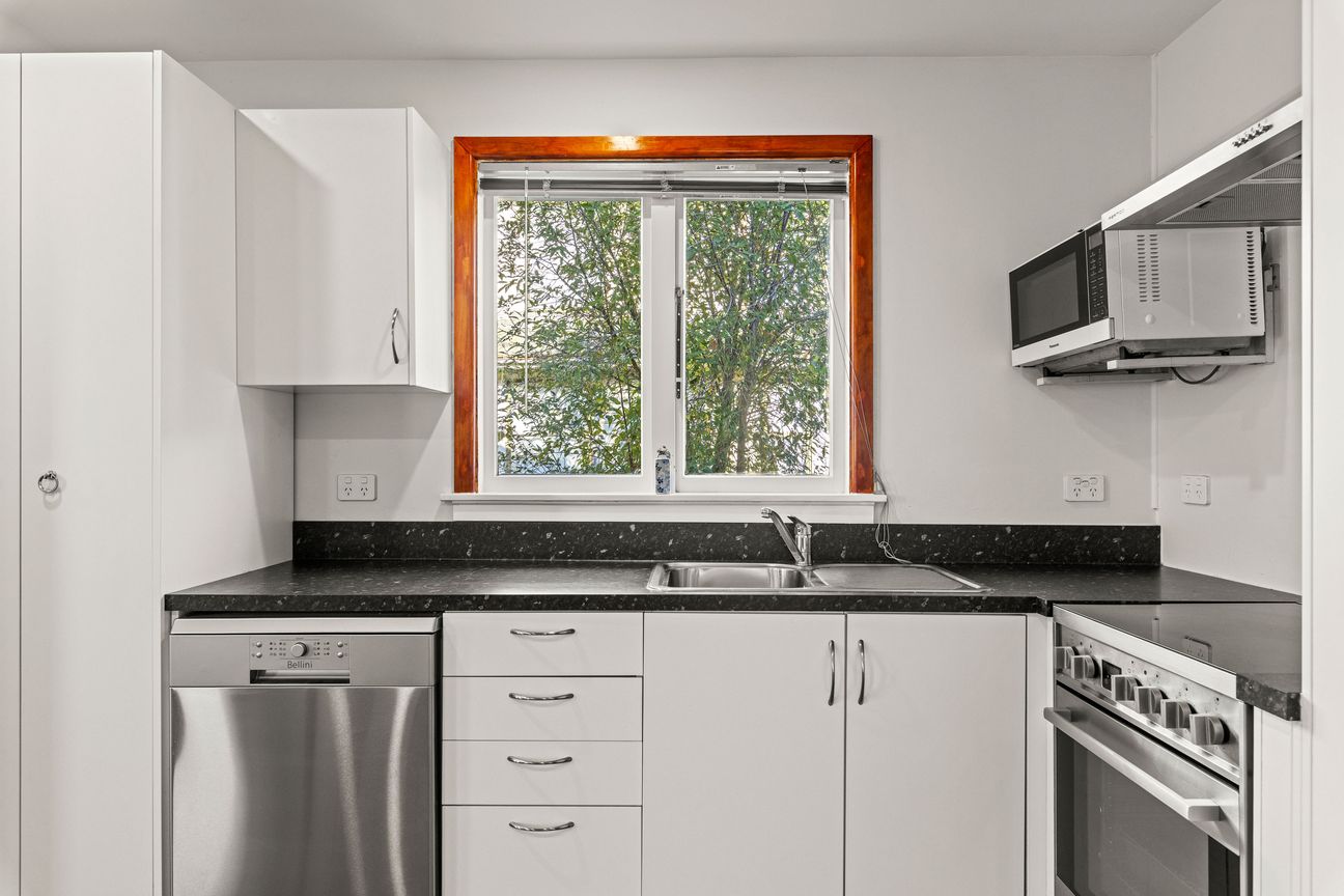 Charming, Modernised & Move-In Ready - Vista 5