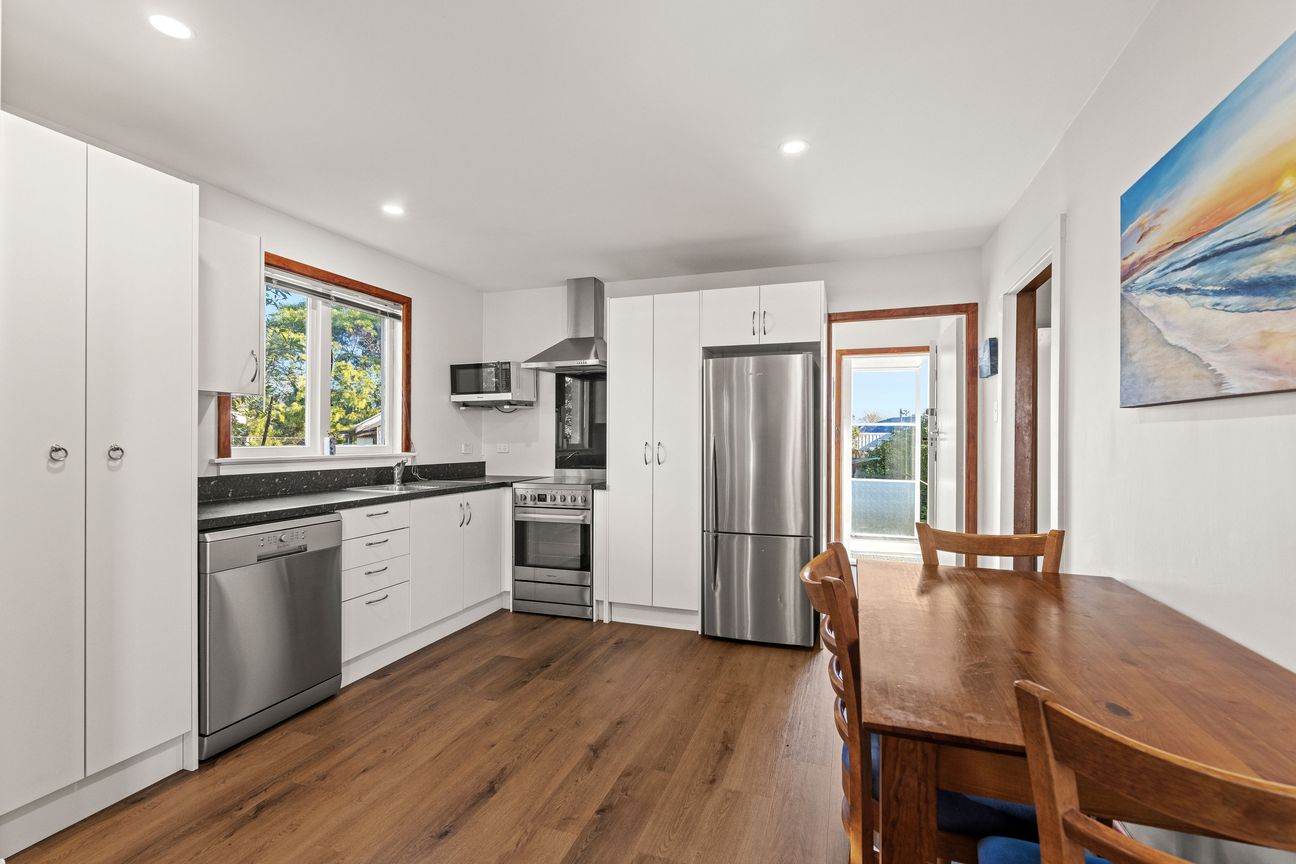 Charming, Modernised & Move-In Ready - Vista 3