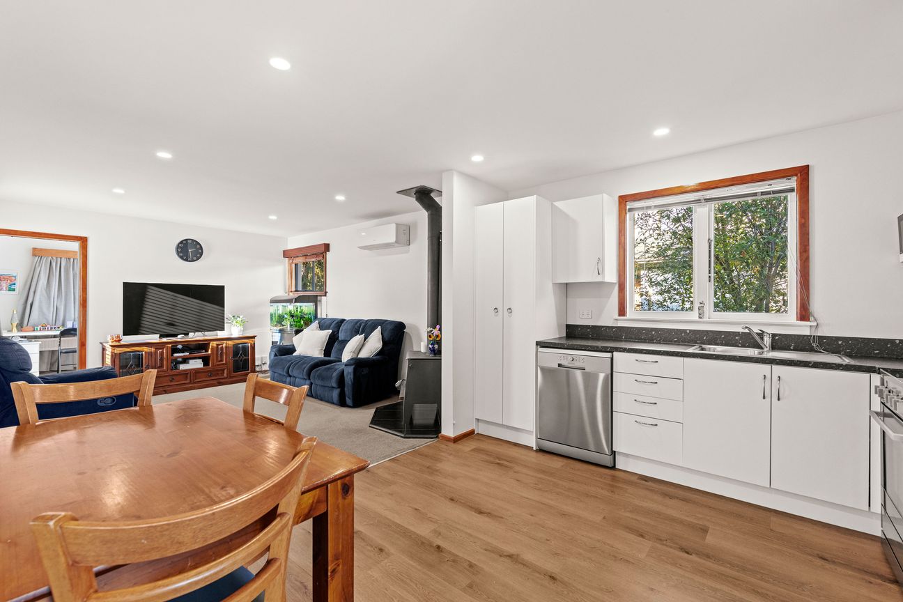 Charming, Modernised & Move-In Ready - Vista 4