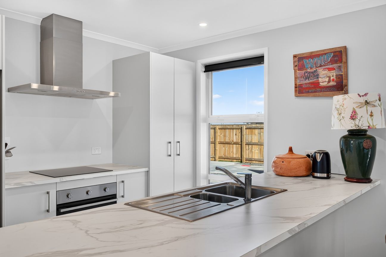 Near New, Sun Filled with Effortless Living – pohled 2