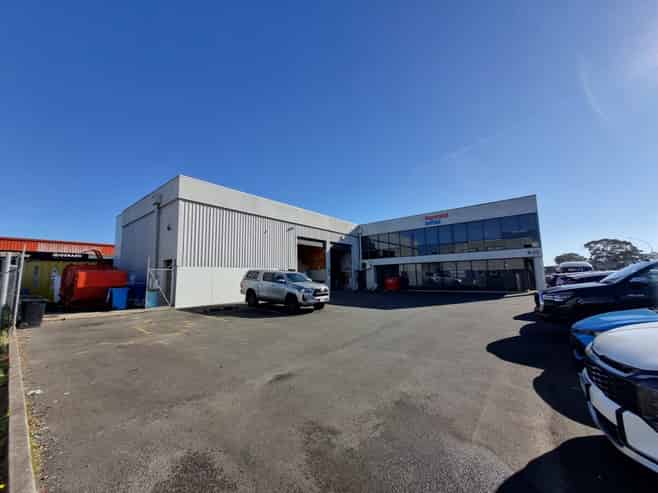 Well presented offices and warehouse