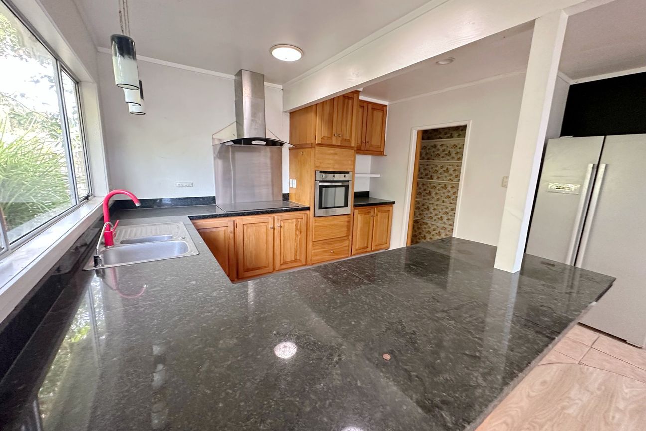 Family Home with swimming pool in Forrest Hill - Aanzicht 4