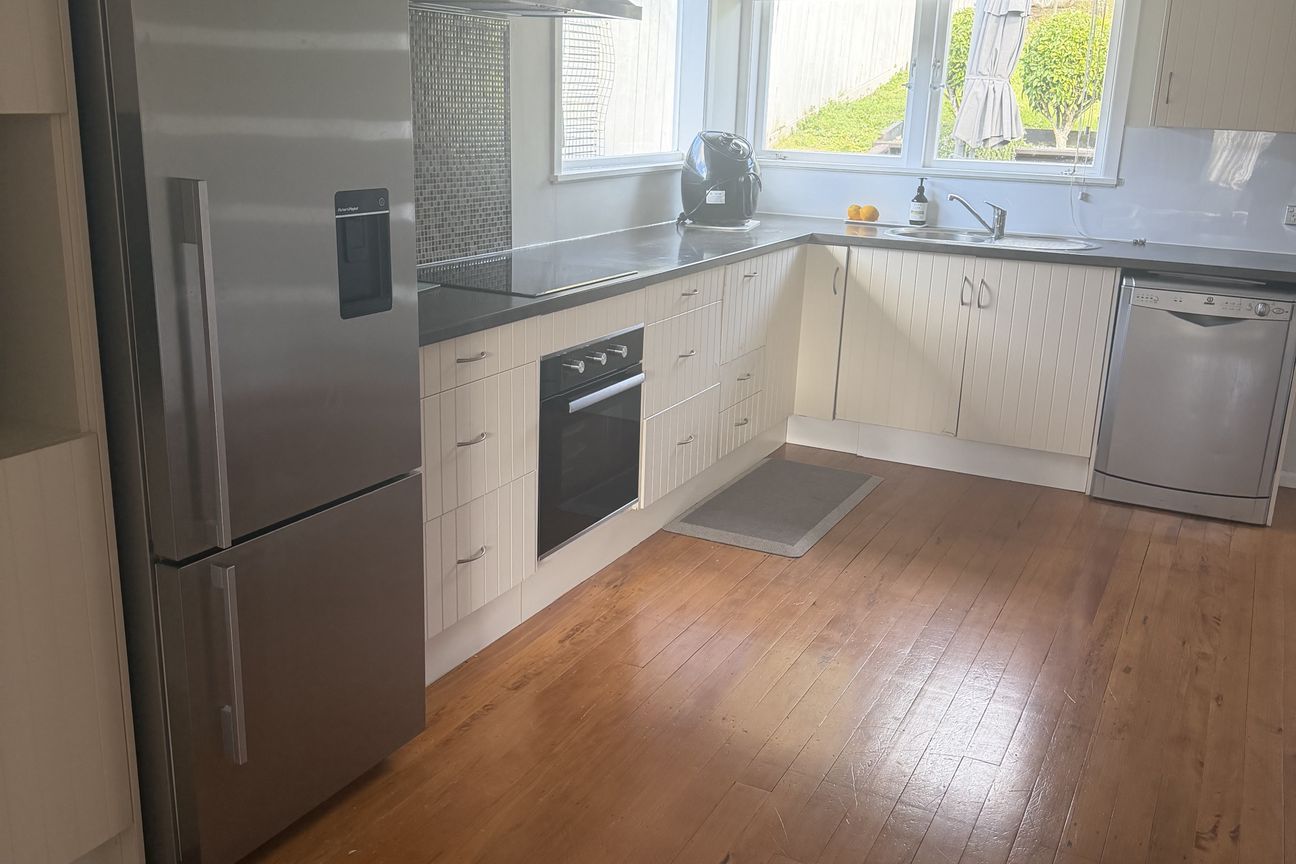 Three-Bedroom Home with Fully Fenced Yard - Vista 2