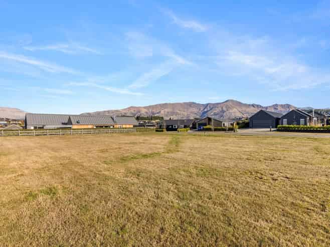 8 Bonspiel Road, Wanaka