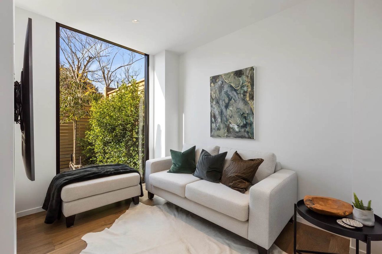 Near New Luxury Townhome in the Heart of Westmere - Widok 3