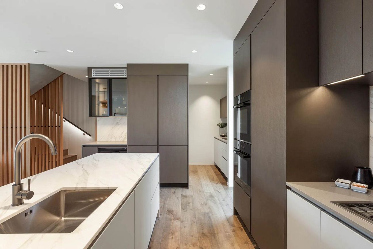 Near New Luxury Townhome in the Heart of Westmere - Widok 5