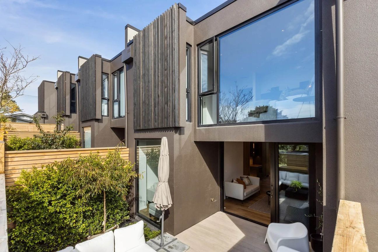 Near New Luxury Townhome in the Heart of Westmere - Więcej
