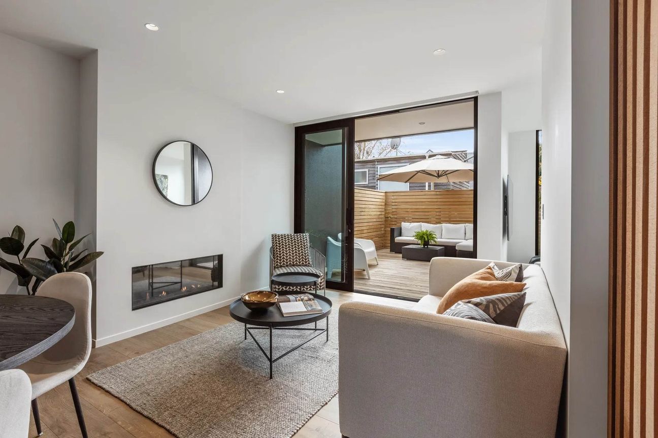 Near New Luxury Townhome in the Heart of Westmere - Widok 2