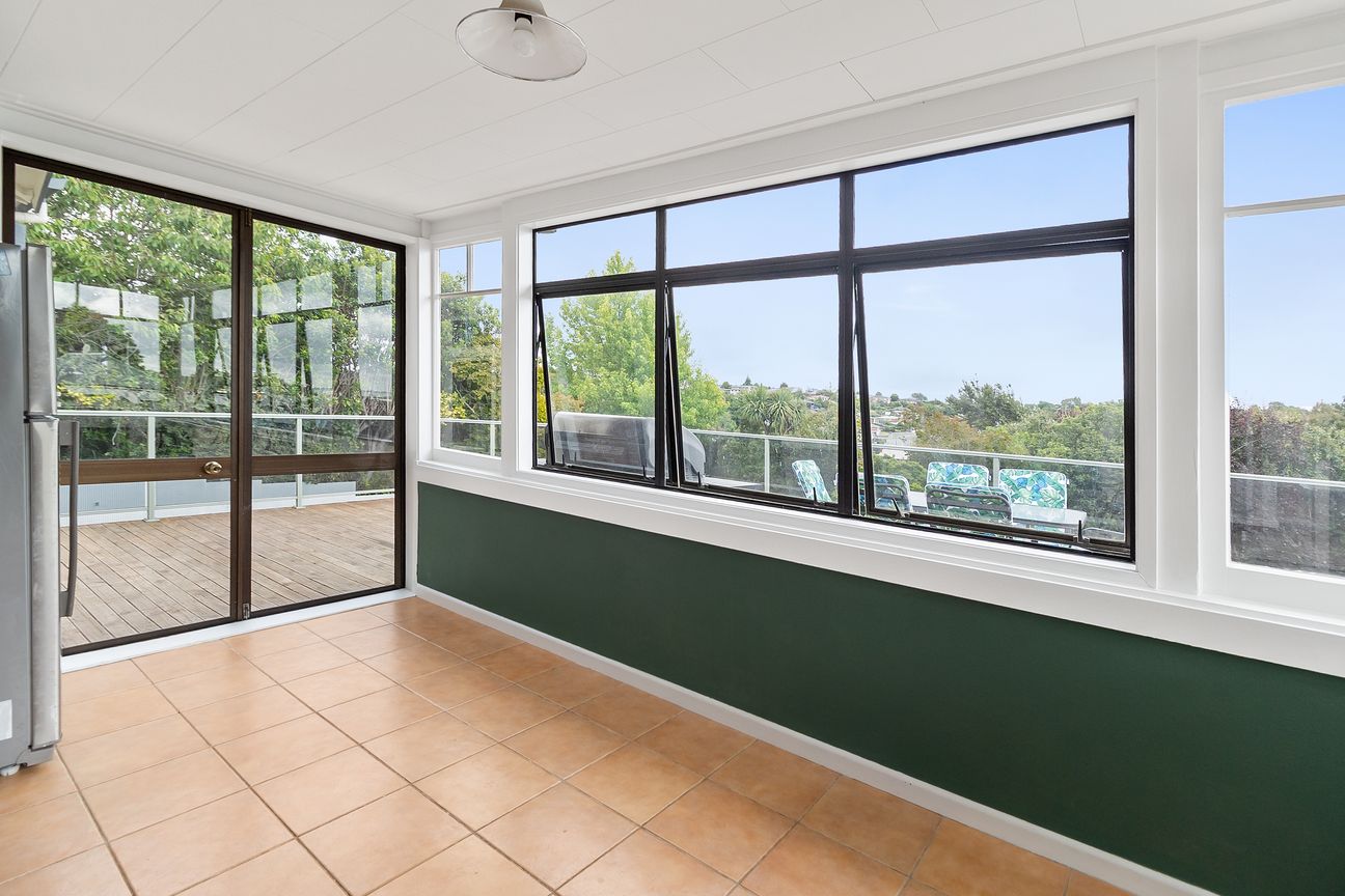 Location, Views, Style and Space! - Więcej