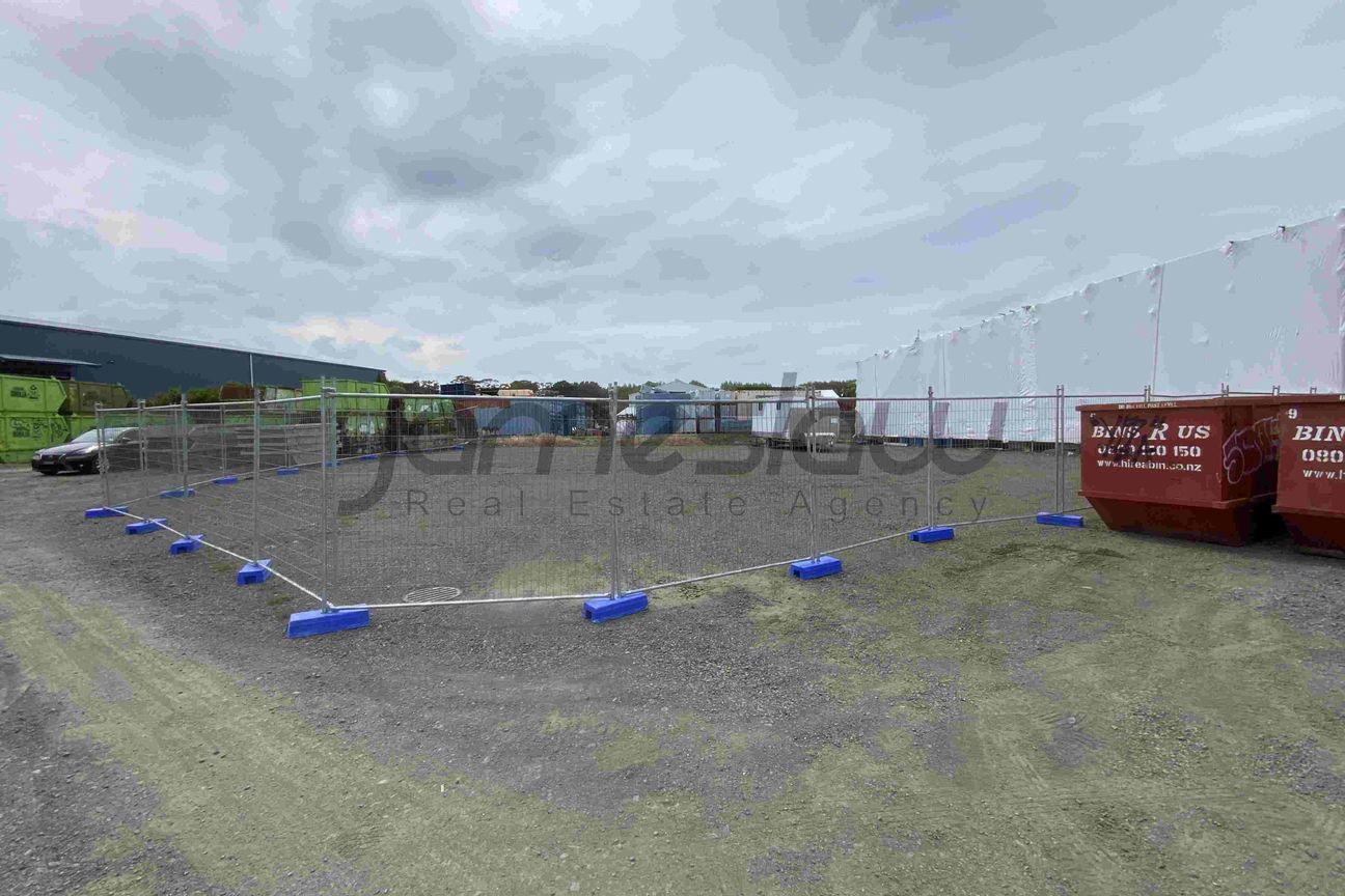 Securely Fenced Yard Space - Aanzicht 5