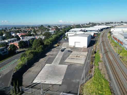 Secure 7,425sqm Yard with High Stud Warehouse