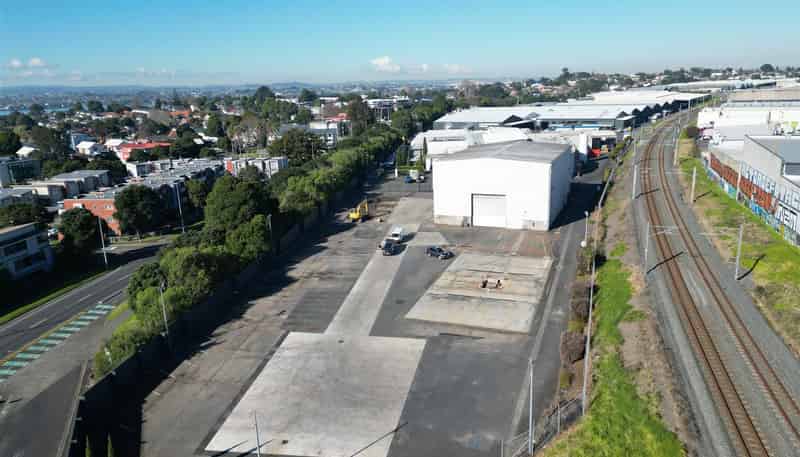  393 Apirana Avenue, Saint Johns