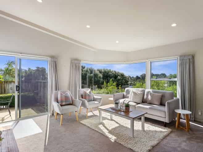 14 Charlotte Way, Raumati South