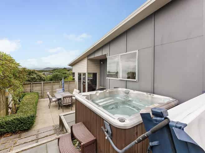 14 Charlotte Way, Raumati South