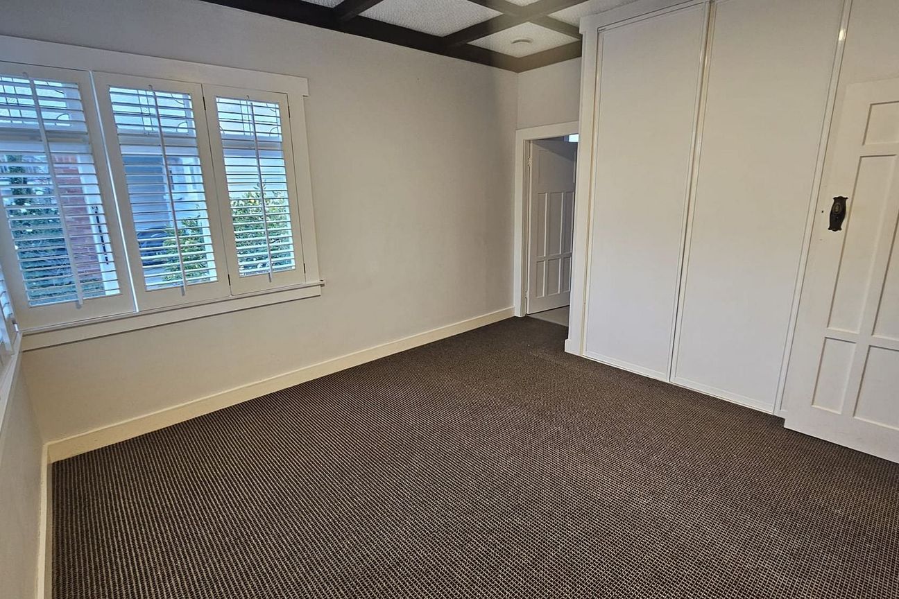 4-bedroom home with newly renovated bathrooms - Widok 6