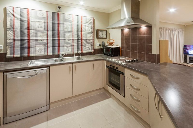 Modern 3-Bedroom Family Home in a Prime Flat Bush - Ansicht 2