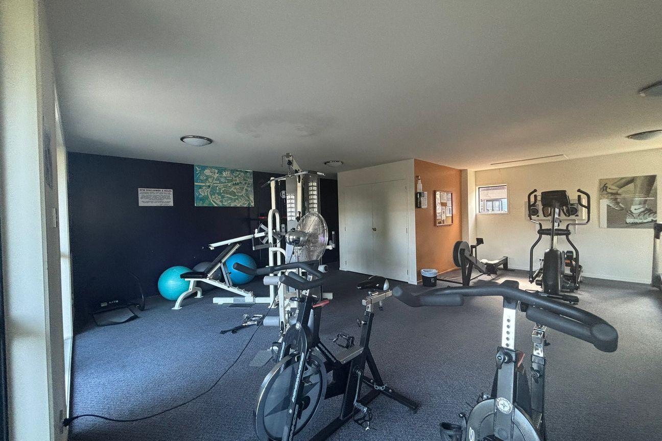 Sunny 2 Bedroom Unit in a gated complex - Mehr