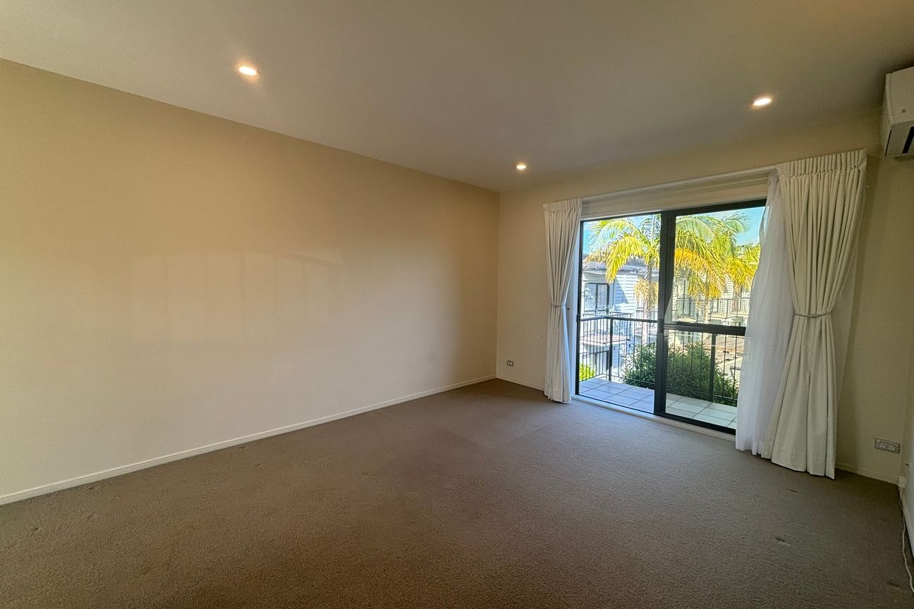 Sunny 2 Bedroom Unit in a gated complex - Ansicht 3