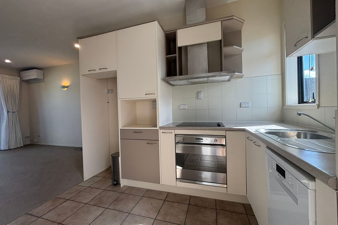Sunny 2 Bedroom Unit in a gated complex - Ansicht 2