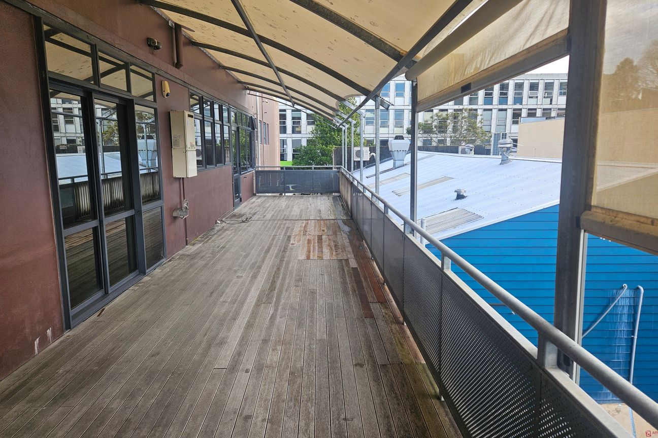 An Upstairs Office for Lease - Mehr