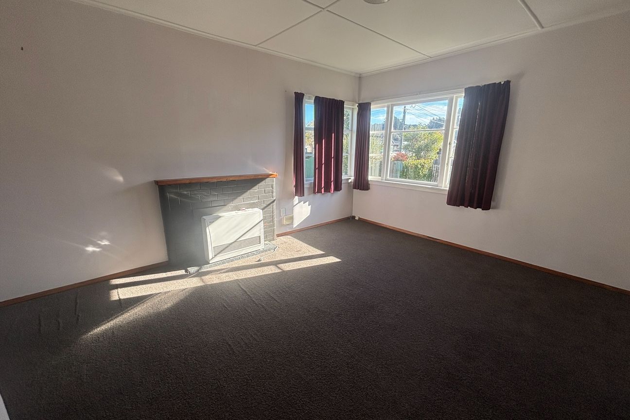 Spacious Family Home with Large Fully Fenced Yard - Aanzicht 2