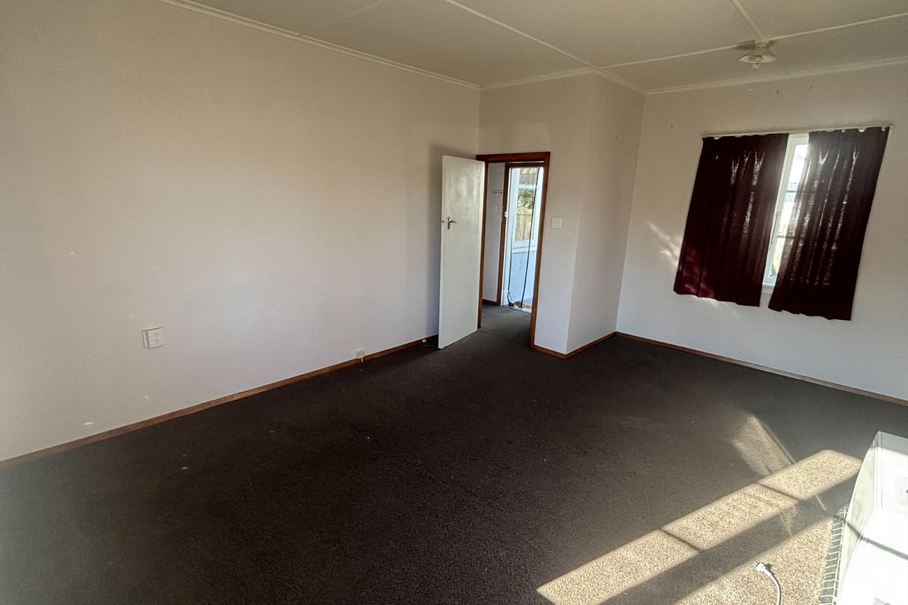 Spacious Family Home with Large Fully Fenced Yard - Aanzicht 6