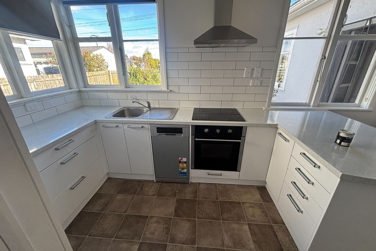 Spacious Family Home with Large Fully Fenced Yard - Aanzicht 4