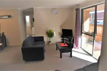 2/27 Hogan Street, Hamilton East