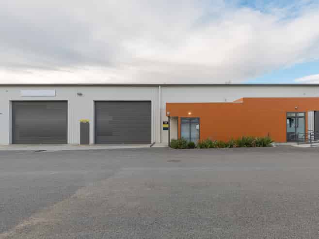 Open-Span High-Stud Warehouse with Modern Offices
