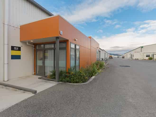Open-Span High-Stud Warehouse with Modern Offices