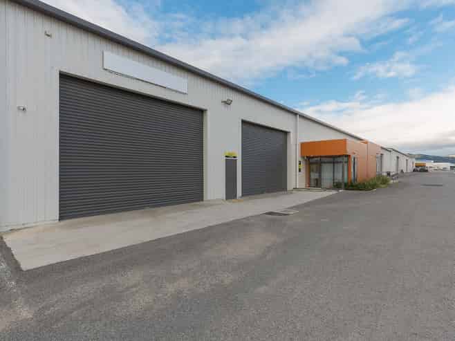 Open-Span High-Stud Warehouse with Modern Offices