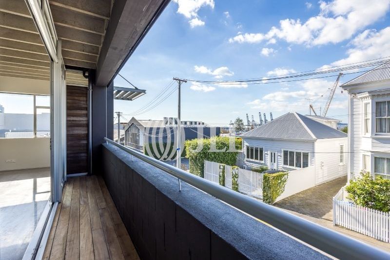 Character Office with Modern Appeal - Więcej