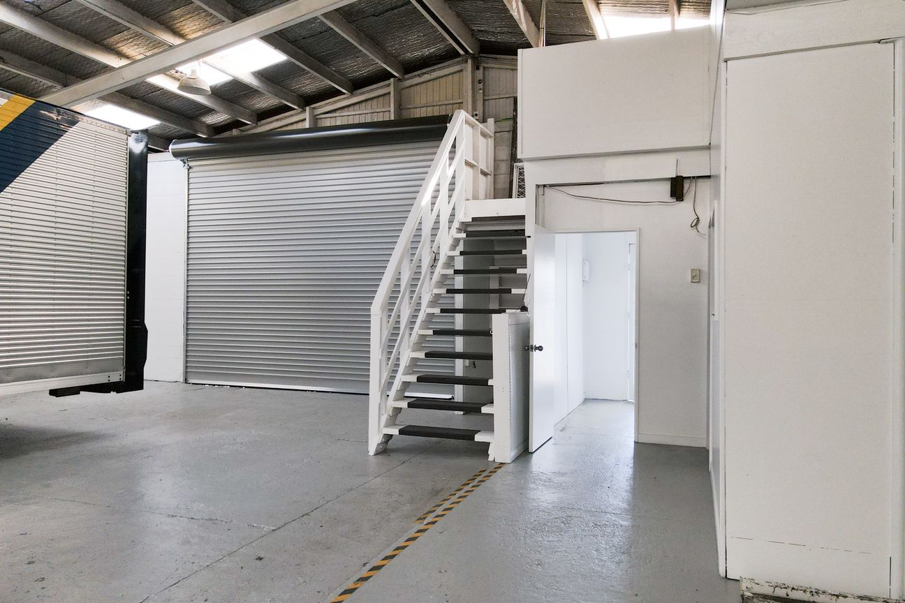 Functional Industrial Workshop with Offices – pohled 3
