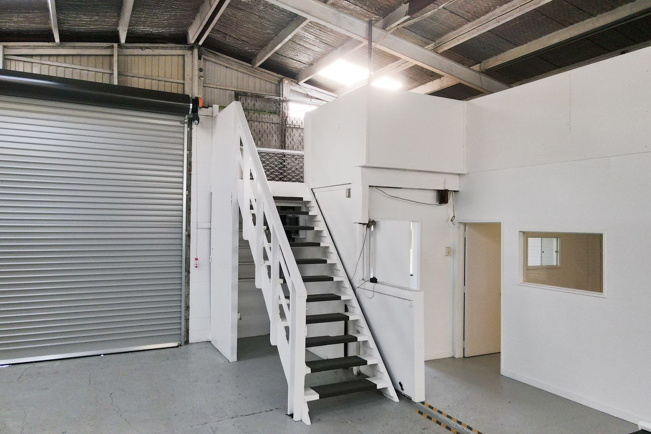 Functional Industrial Workshop with Offices – pohled 4