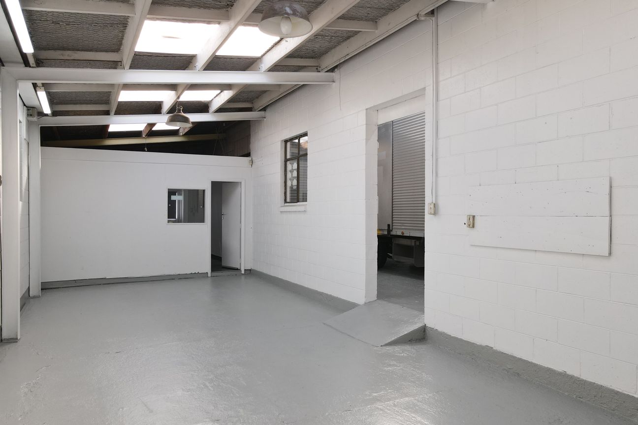 Functional Industrial Workshop with Offices – pohled 5